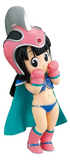 “Figura Chichi Dragon Ball con capa y guantes rosados en base negra”