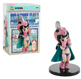 “Vista cercana de la figura chibi Chichi con traje azul y casco rosa”