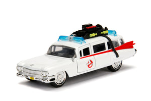 "Modelo del Auto Ghostbusters Cadillac ECTO 1 a escala 1:32 fuera de su empaque, destacando el equipo en el techo y detalles precisos del vehículo."