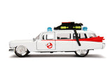 "Detalle del Auto Ghostbusters Cadillac ECTO 1 a escala 1:32 mostrando sus características fieles al vehículo original, incluyendo luces y logotipos."