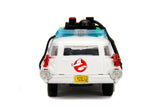 "Detalle del Auto Ghostbusters Cadillac ECTO 1 a escala 1:32 mostrando sus características fieles al vehículo original, incluyendo luces y logotipos."