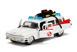 "Detalle del Auto Ghostbusters Cadillac ECTO 1 a escala 1:32 mostrando sus características fieles al vehículo original, incluyendo luces y logotipos."