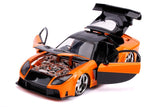  "Detalle del Mazda RX-7 de Han mostrando el acabado naranja y negro y las llantas deportivas."