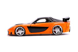  "Detalle del Mazda RX-7 de Han mostrando el acabado naranja y negro y las llantas deportivas."