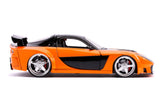  "Detalle del Mazda RX-7 de Han mostrando el acabado naranja y negro y las llantas deportivas."