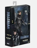 "Detalle del empaque de la figura Valerian de NECA, mostrando las características del personaje y su traje táctico."