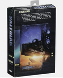"Detalle del empaque de la figura Valerian de NECA, mostrando las características del personaje y su traje táctico."