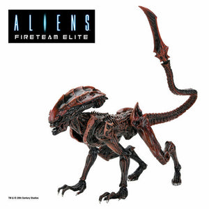 "Figura Prowler Alien con cola articulada y extremidades móviles para poses dinámicas."