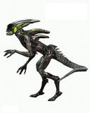 "Figura Spitter Alien NECA en acción con enfoque en sus articulaciones y acabado realista."