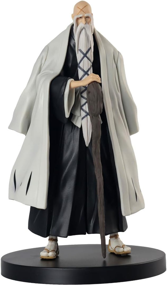 “Figura detallada de Yamamoto con túnica blanca, bastón y base negra.”