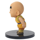  Vista lateral de Krillin con traje amarillo y detalles de su cinturón