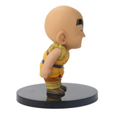  Vista lateral de Krillin con traje amarillo y detalles de su cinturón