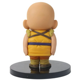  Vista trasera de Krillin con traje amarillo y detalles de su cinturón