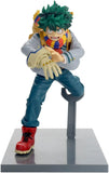 “Figura de My Hero Academia en pose dinámica sobre base.”