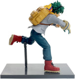 “Figura de My Hero Academia en pose dinámica sobre base.”