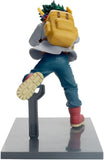 “Figura de Deku vista trasera con mochila amarilla y soporte.”