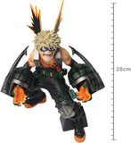 Figura de Bakugo con expresión de ataque y guantes granada
