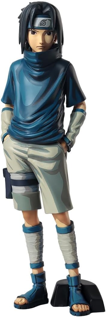 Figura completa de Sasuke Uchiha con brazos en los bolsillos