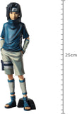 Figura completa de Sasuke Uchiha con brazos en los bolsillos