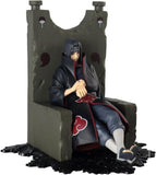 “Figura completa de Itachi con trono y base decorativa.”