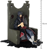 “Figura completa de Itachi con trono y base decorativa.”