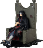 “Figura completa de Itachi con trono y base decorativa.”