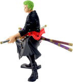 “Vista lateral de Zoro con sus katanas y kimono negro.”