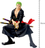 “Figura de Zoro con base y espadas listas para acción.”