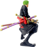 “Vista trasera de Zoro con sus katanas y kimono negro.”