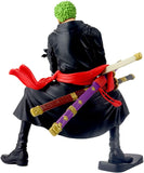 “Vista trasera de Zoro con sus katanas y kimono negro.”