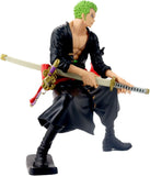 “Vista lateral de Zoro con sus katanas y kimono negro.”