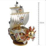 “Detalle de la figura Mega WCF One Piece con acabado metálico dorado.”