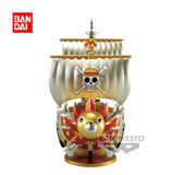 “Detalle de la figura Mega WCF One Piece con acabado metálico dorado.”