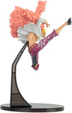 “Vista lateral de Doflamingo volando con capa rosa texturizada.”