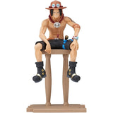 “Figura de Ace con sombrero, collar y soporte tipo banco incluidos.”