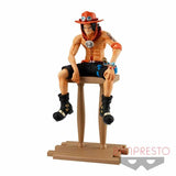  “Vista frontal de Portgas D. Ace sentado sobre un banco, figura de One Piece.”
