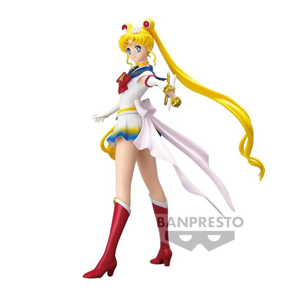 “Figura de Sailor Moon con base y detalles dorados.”