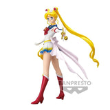 “Figura de Sailor Moon con base y detalles dorados.”