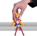 Primer plano de la figura con expresión alegre y uniforme detallado