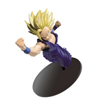 “Figura dinámica de Gohan con pose de ataque y base de soporte.”