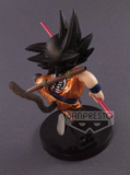 “Vista trasera de Goku niño sosteniendo bastón y mochila con cola de mono”