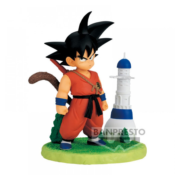 Figura infantil de Son Goku con bastón y cola, acompañada de torre en base