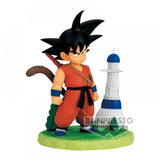Figura infantil de Son Goku con bastón y cola, acompañada de torre en base
