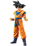 “Figura de Goku Super Hero con uniforme naranja y pose de combate.”