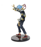 “Figura de Tomura Shigaraki con manos adheridas, vista lateral.”