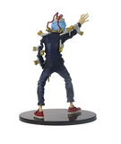 “Figura de Tomura Shigaraki con manos adheridas, vista trasera.”
