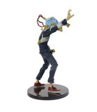 “Figura de Tomura Shigaraki con manos adheridas, vista lateral.”