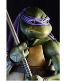 "Detalle de la figura de Donatello mostrando su escultura precisa y antifaz morado."