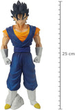 “Figura de Vegito mostrando detalles laterales del traje y postura.”