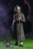 "Figura Beetlejuice Tour Guide 7 pulgadas de NECA en pose dinámica con linterna y accesorios."